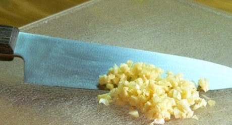 1. Этап. Жареные грибы с помидорами: 1. Чеснок очистить и измельчить ножом. Если вкус чеснока вам тут кажется лишним, тогда его можно добавить целиком исключительно для аромата, аккуратно достав из блюда перед подачей. Также дополнить этот простой рецепт жареных грибов с помидорами можно луковицей.