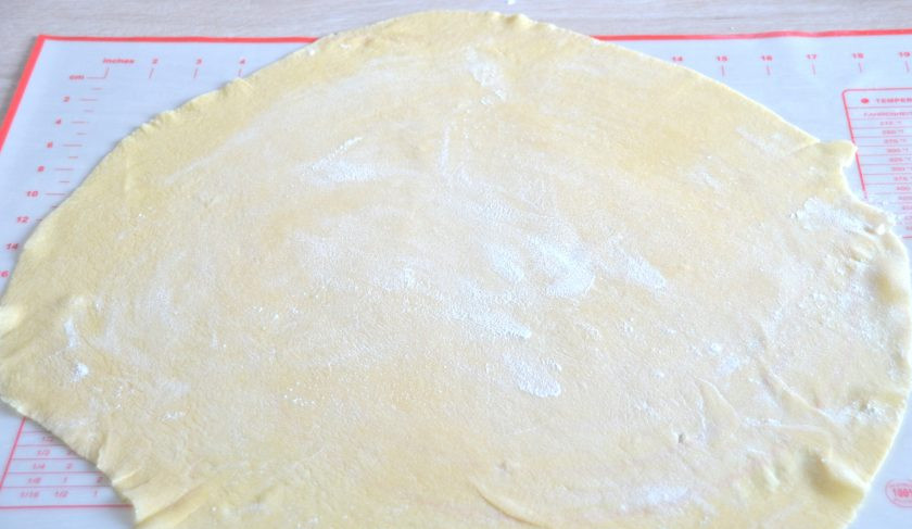 1. Этап. Классическая итальянская паста: Раскатанное тесто слегка присыпьте мукой, сверните в рулон.