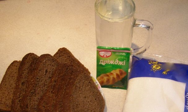 1. Этап. Квас из черного хлеба: Подготовьте необходимые ингредиенты.