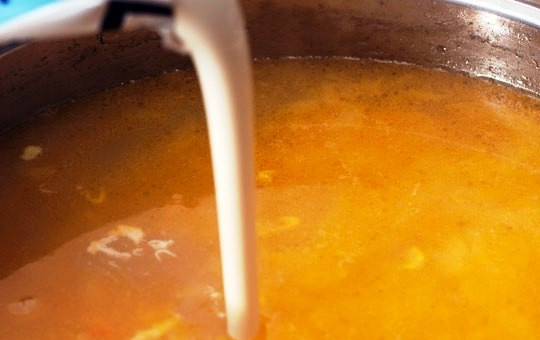 1. Этап. Лохикейто: Добавляем в суп сливки и укроп. Доводим до кипения и снимаем с огня.