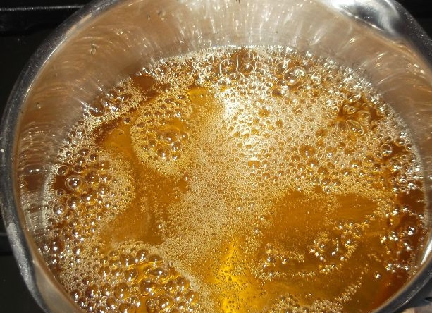 1. Этап. Варенье из одуванчика для печени: Снова поставьте варенье на слабый огонь и кипятите еще двадцать минут. Затем остудите и разлейте по банкам, закройте крышками. Храните варенье в холодильнике.