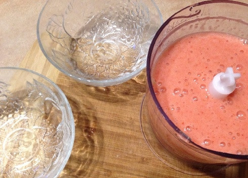 1. Этап. Фруктовый мусс: Добавляем в чашу блендера сок с растворенным желатином и хорошенько взбиваем-перемешиваем.