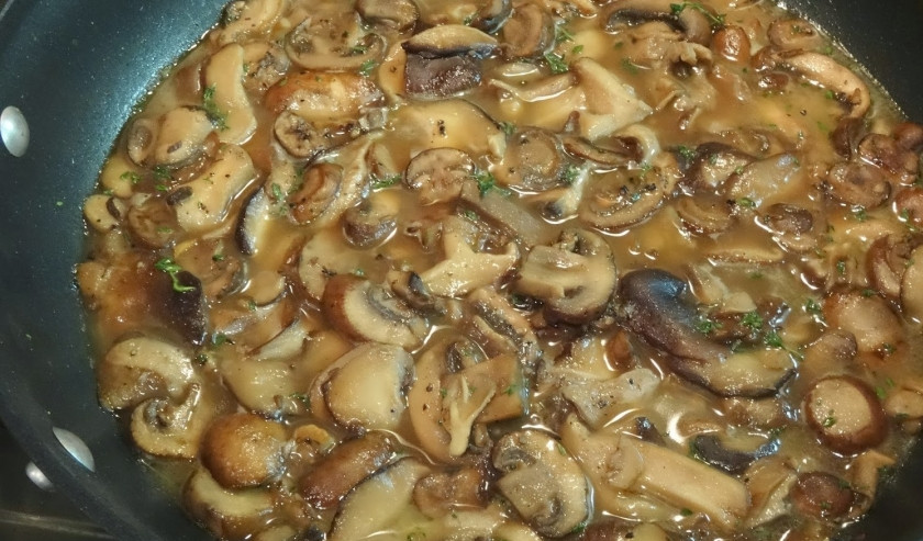 1. Этап. Рулет из индейки с грибами и сыром: 3. На сковороде растопим сливочное масло и обжарим грибы. Когда вода уйдет, добавим муку и обжарим все вместе. Дальше - сок одного лимона, соевый соус и немного воды, чтобы соус получился вот такой тягучей консистенции. Держим на маленьком огне до готовности грибов.