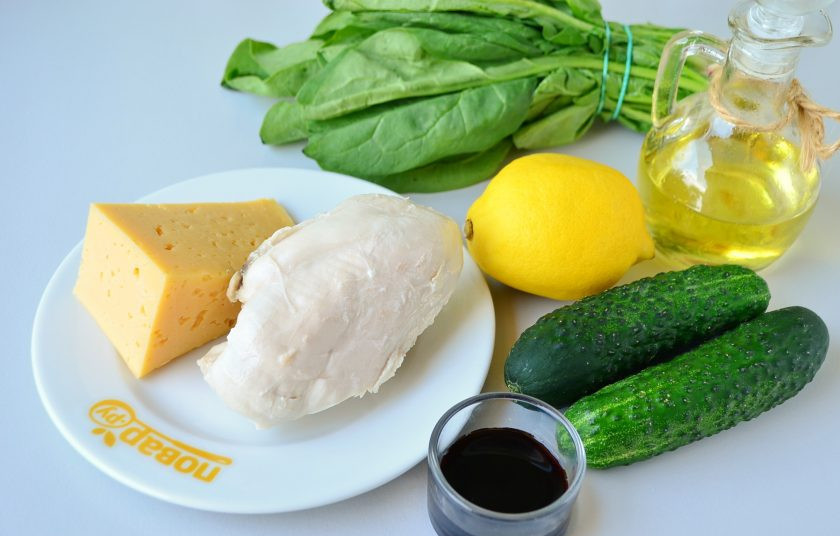 1. Этап. Салат из курицы: 1. Подготовьте продукты для салата: отварите заранее куриное филе, полностью остудите, вымойте огурчики.