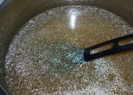 1. Этап. Холодец из куриной грудки с желатином: 3. В небольшом количестве воды растворите желатин, дайте ему хорошо разойтись. Бульон процедите несколько раз, предварительно достав курицу и овощи, и соедините с желатином. Как следует перемешайте.