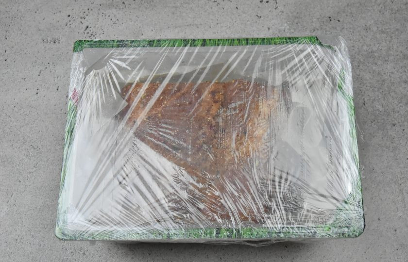 1. Этап. Коппа: Оберните контейнер с мясом пищевой пленкой, для избежания попадания воздуха, и поместите в холодильник на 9 дней.