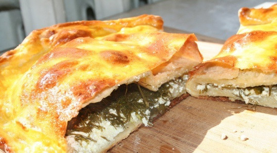 1. Этап. Пирог с творогом и зеленью: 6. Отправить пирог в разогретую духовку и выпекать до готовности около 25 минут. После остудить немного и можно подавать к столу.