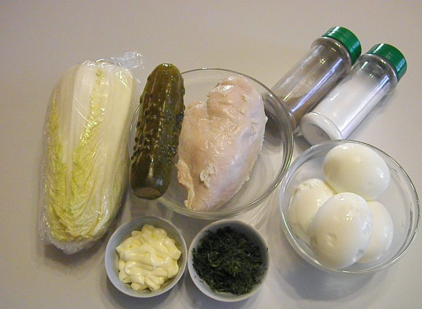 1. Этап. Пекинская капуста с курицей: 1. Приготовьте продукты. Отварите в соленой воде куриную грудку до готовности. Яйца отварите вкрутую, остудите и очистите их от скорлупы. Пекинскую капусту разберите на листочки и тщательно вымойте.