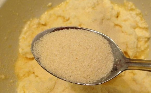 1. Этап. Запеканка из творога и манки: 3. Растопите сливочное масло и добавьте его к творогу, затем измельчите с помощью погружного блендера. Добавьте в миску манку.