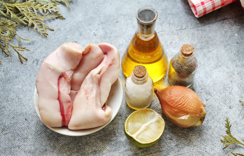 1. Этап. Лососевые молоки запеченные в духовке: Подготовьте все необходимые ингредиенты для приготовления лососевых молок запеченных в духовке. Молоки сполосните и обсушите.