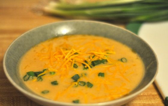 1. Этап. Пивной суп с сыром: 6. Подавайте суп, украсив измельченным зеленым луком. Можно такой суп подать в качестве соуса с крекерами или сухариками. Приятного аппетита!