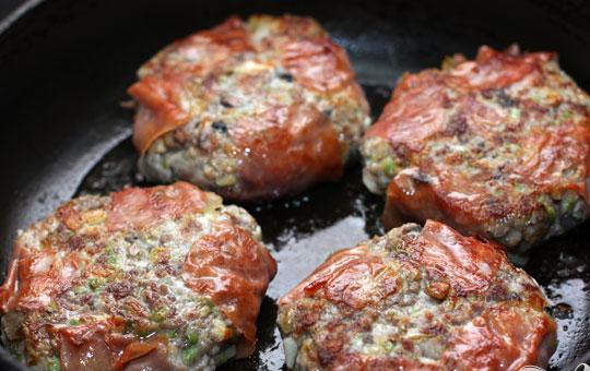 1. Этап. Гамбургер с белыми грибами: 6. На небольшом огне обжариваем гамбургеры с двух сторон, накрываем их крышкой, уменьшаем огонь и готовим еще минут 3-5. Подается с овощами и зеленью.