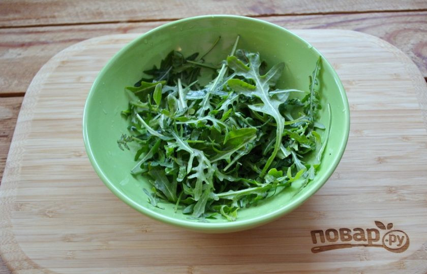 1. Этап. Салат с креветками и рукколой: Для приготовления салата с креветками и рукколой возьмите молодые листики рукколы. Листочки промойте под проточной водой. Сложите в мисочку и промокните бумажным полотенцем.