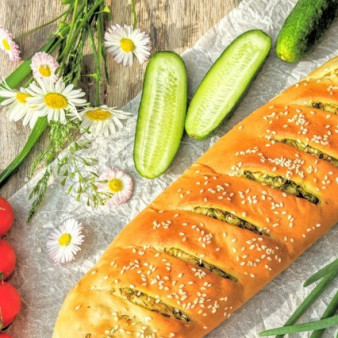 Батон с ветчиной, чесноком и зеленью