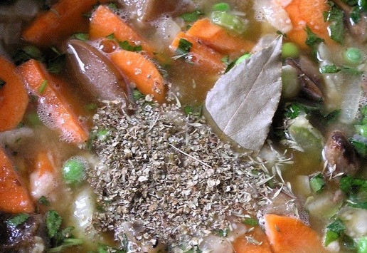 1. Этап. Овощное рагу по-ирландски: Тимьян, розмарин, майоран, сахар и лавровый лист. Посолите, поперчите.