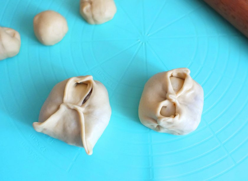 1. Этап. Манты с индейкой: Далее соедините противоположные стороны квадрата между собой.