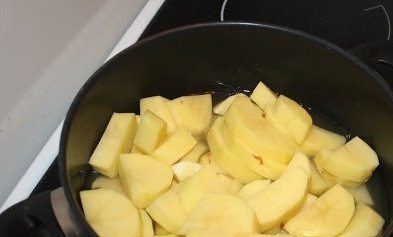 1. Этап. Блины с пюре: Картофель чистим, моем и ставим варить.