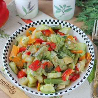 Кабачки тушеные с овощами и перцем