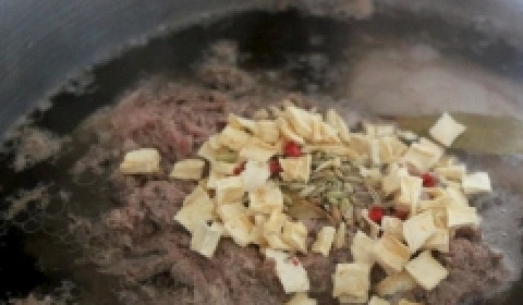 1. Этап. Башкирский бешбармак: Добавляем соль, лавровый лист, корень сельдерея, розовый перец горошком и фенхель. Перемешайте и варите до готовности мяса.