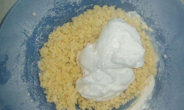 1. Этап. Кекс с цедрой: Перекладываем белки в тесто, перемешиваем.