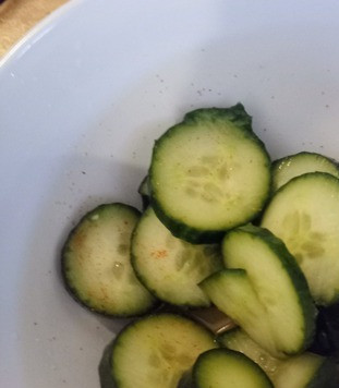 1. Этап. Грибная шаурма со свежими огурцами: Запекать грибы и лук в течение 20 минут, затем вынуть из духовки, перемешать и отправить обратно в духовку ещё на 10 минут. Тем временем, в отдельной ёмкости выложить огурцы, залить их двумя оставшимися ложками лимонного сока.