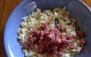 1. Этап. Фаршированные сардельки: Колбасу мелко нарезать и добавить к картошке.