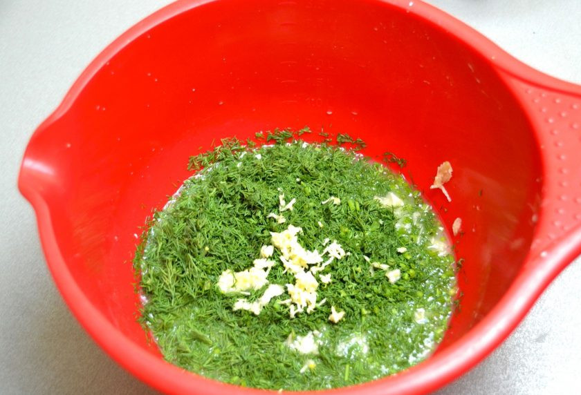 1. Этап. Хлеб с укропом: В емкость для замешивания теста добавьте измельченный укроп и тертый на терке чеснок.