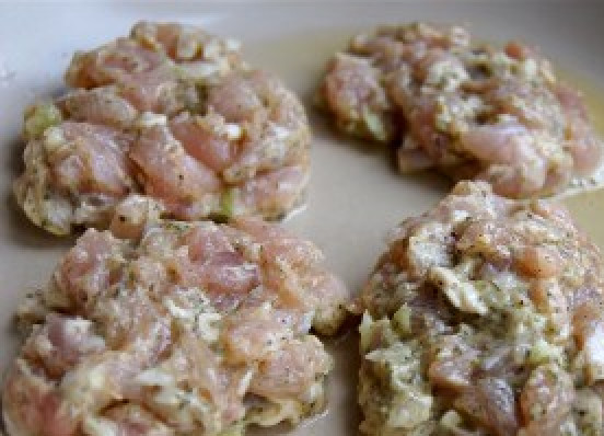 1. Этап. Котлеты рубленые: Формируем котлеты в виде небольших шариков и кладём на хорошо разогретую сковороду с подсолнечным маслом без запаха. Сковорода должна быть хорошо разогрета для того, чтобы на нижней части котлет сразу образовалась хрустящая корочка, то есть обжариваем на большом огне сначала одну сторону, затем другую. После этого (когда обе стороны обжарились) убавляем огонь до ниже среднего, прокалываем каждую котлету ножом или вилкой насквозь, чтобы хорошо прожарились внутри, накрываем крышкой и оставляем томиться на огне 10-15 минут. Помните, что куриное мясо, в каком бы оно виде ни было, нельзя жарить долго, иначе оно будет очень сухим.