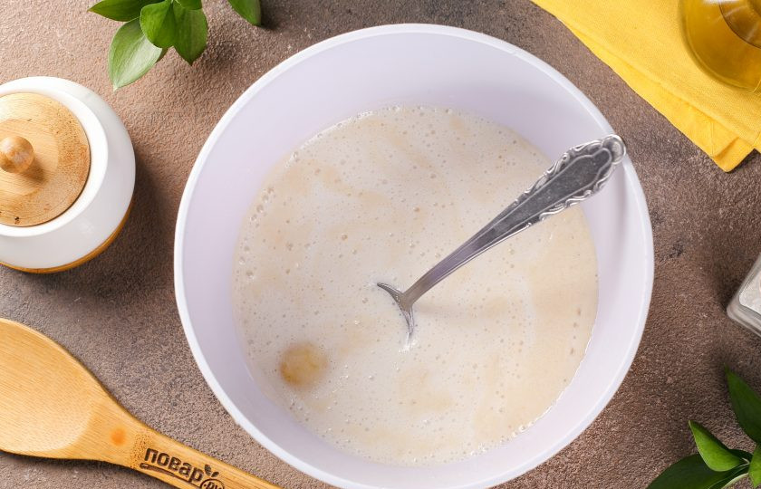 1. Этап. Пышные жареные пирожки на кефире с дрожжами: Добавьте кефир комнатной температуры, яйцо, соль и растительное масло.