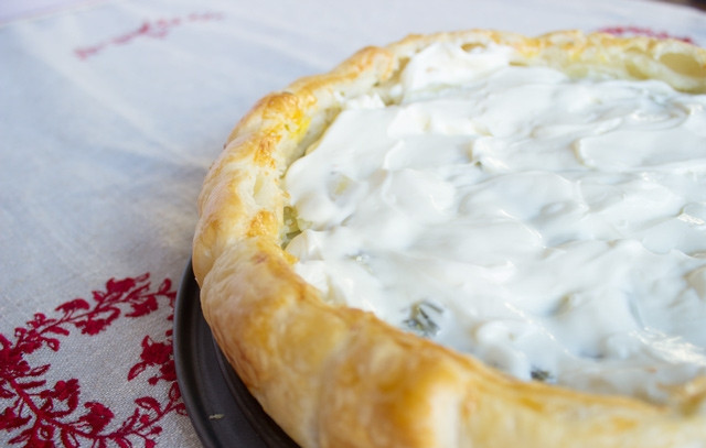 1. Этап. Закрытый пирог с картошкой: 5. После выпекания дайте ему немного остыть, а затем аккуратно острым ножом срежьте верхушку. Выложите густые сливки или сметану со специями, например.