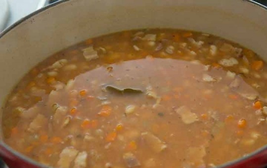 1. Этап. Зимний фасолевый суп: 5. За 10 минут до конца приготовления добавьте томатную пасту, паприку, удалите лавровый лист.