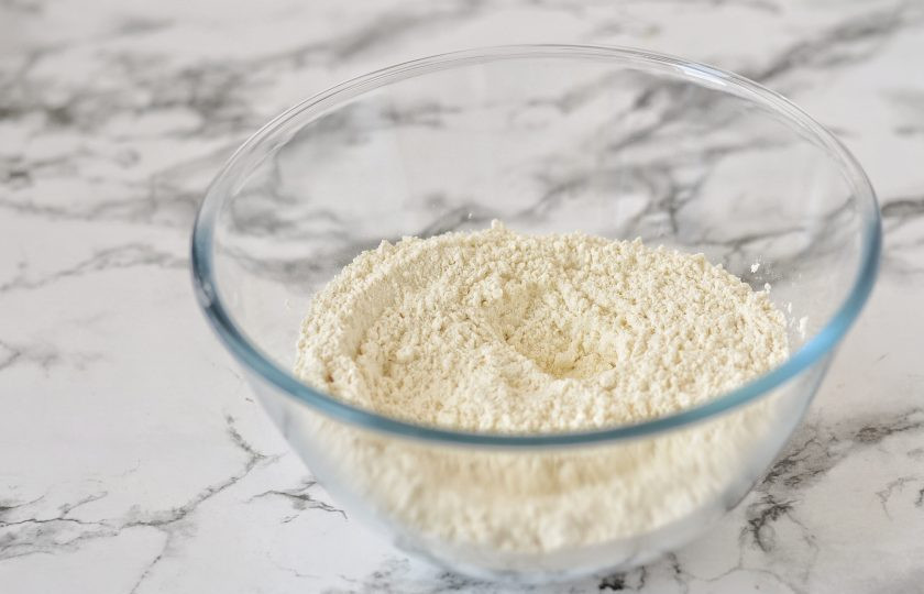 1. Этап. Морковная бабка: Смешайте муку с дрожжами.