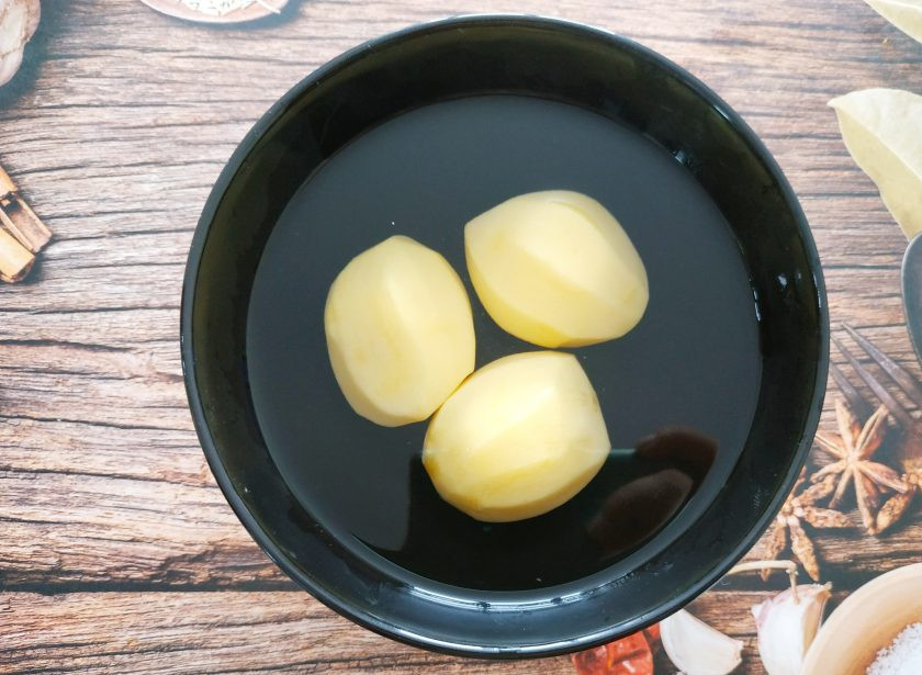 1. Этап. Даргинский хинкал: Картошку почистите. Отварите до готовности.