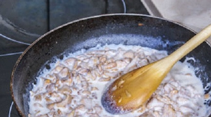 1. Этап. Свиные отбивные под соусом: Залейте сливки к грибам. Томите грибы в сливках на огне до загустения. Вместе со сливками в сковороду можете выложить и ваши отбивные, так они станут мягче и ароматнее. Также вы можете приготовить соус отдельно и полить им мясо, так блюдо будет выглядеть более эстетично. Приятного аппетита!