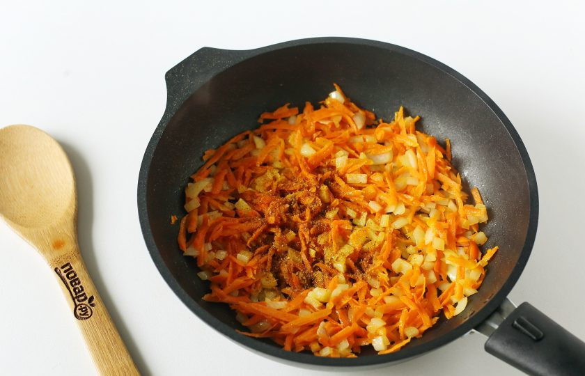 1. Этап. Гороховый суп с карри: Обжарьте овощи до мягкости и добавьте карри. По желанию можно добавить любые другие специи по вкусу: имбирь, молотый перец, паприку и т.д.