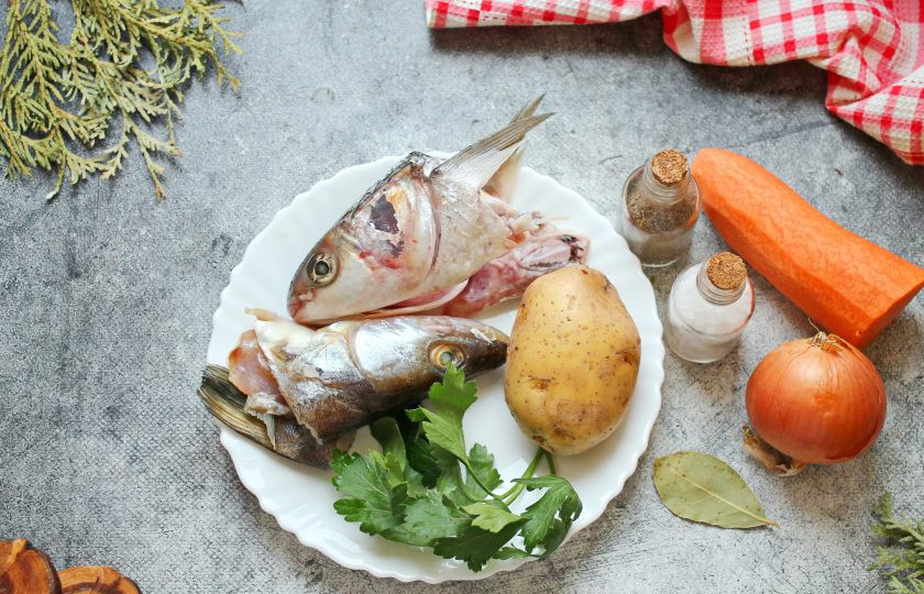 1. Этап. Уха из рыбных голов: Подготовьте все необходимые ингредиенты для приготовления ухи из рыбных голов. Овощи вымойте, почистите и сполосните. У рыбных голов, у меня голова судака и крупной кефали, удалите жабры и глаза, сполосните.