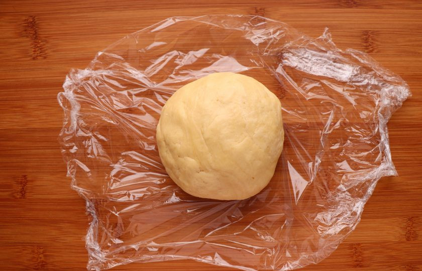 1. Этап. Американский тыквенный пирог: Сформируйте из теста шар, заверните его в пленку и поместите в холодильник на 30 минут.