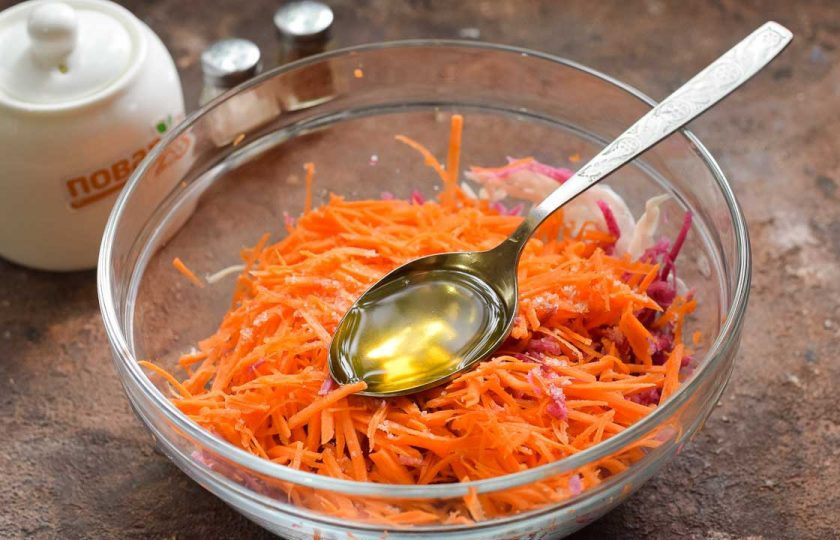 1. Этап. Салат из редьки с капустой: Добавьте в салат масло, лимонный сок, соль и перец.