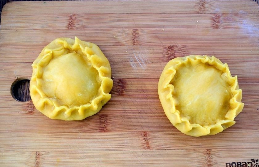 1. Этап. Сочный элеш с курицей: Маленький шарик разомните в лепешку, поместите сверху. Края нижней лепешки поднимите и соедините с верхней, красиво защипните по краям.