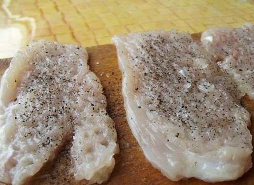 1. Этап. Куриные отбивные в кляре: Посолить, поперчить.