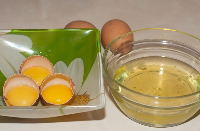 1. Этап. Торт с кремом из сливок: Приготовление начните с теста для бисквита. Отделите желтки от белков.