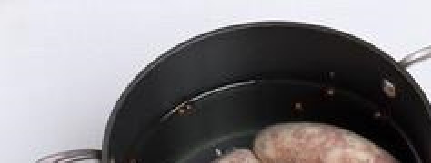 1. Этап. Суп в хлебе по-польски: Поместите в кастрюлю: колбасу, нечищенный лук, очищенную морковь, лавровые листы, гвоздику и перец горошком. Залейте водой и проварите 30 минут.