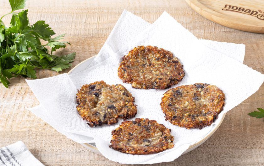 1. Этап. Драники из баклажанов: Готовые драники выложите на бумажное полотенце, чтобы впиталось лишнее масло.