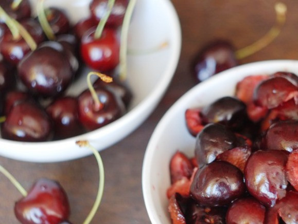 1. Этап. Шоколадно-вишневые пирожные: Вишни хорошо помойте и удалите косточки.