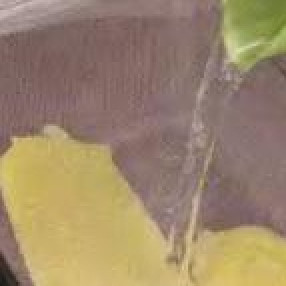 1. Этап. Рулетики из сыра и клубники: Сыр поделить на 8 одинаковых частей. Разложить каждую часть на смазанную растительным маслом пищевую пленку, закрыть пленкой сверху и обдать крутым кипятком.