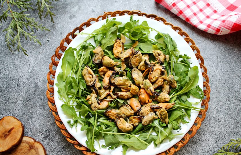 1. Этап. Салат с мидиями, моцареллой и рукколой: На всю салатную тарелку разложите рукколу, в середину выложите мидии.