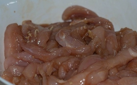 1. Этап. Курица по-пекински в кисло-сладком соусе: Соевый соус смешиваем с тертым имбирем и заливаем этим маринадом нарезанную курицу. Ставим на 15-20 минут в холодильник.