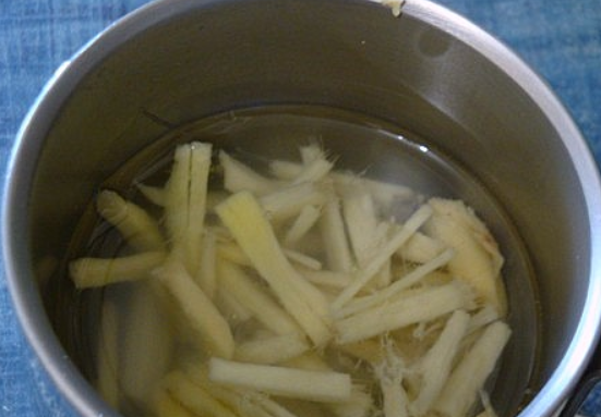 1. Этап. Курица в имбирном соусе: Очень тонко нарезаем корень имбиря, затем заливаем его холодной водой на 15 минут. Позже сливаем воду.