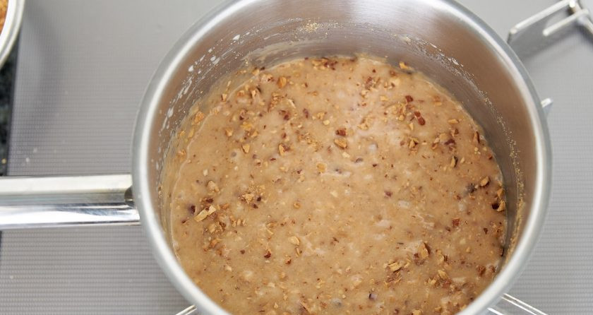 1. Этап. Десерт с миндалем: 5. Выключите огонь, добавьте ваниль и половину измельченных миндальных орехов, перемешайте.