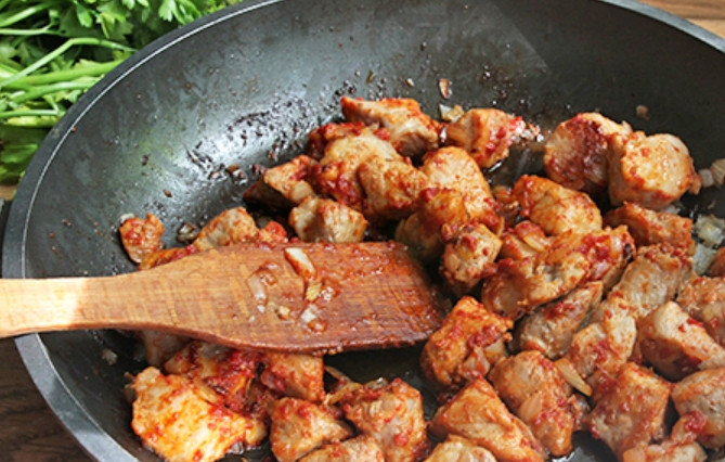 1. Этап. Тушеная картошка со свининой на сковороде: Кладем томатную пасту. Готовим еще 5 минут на медленном огне, помешивая.